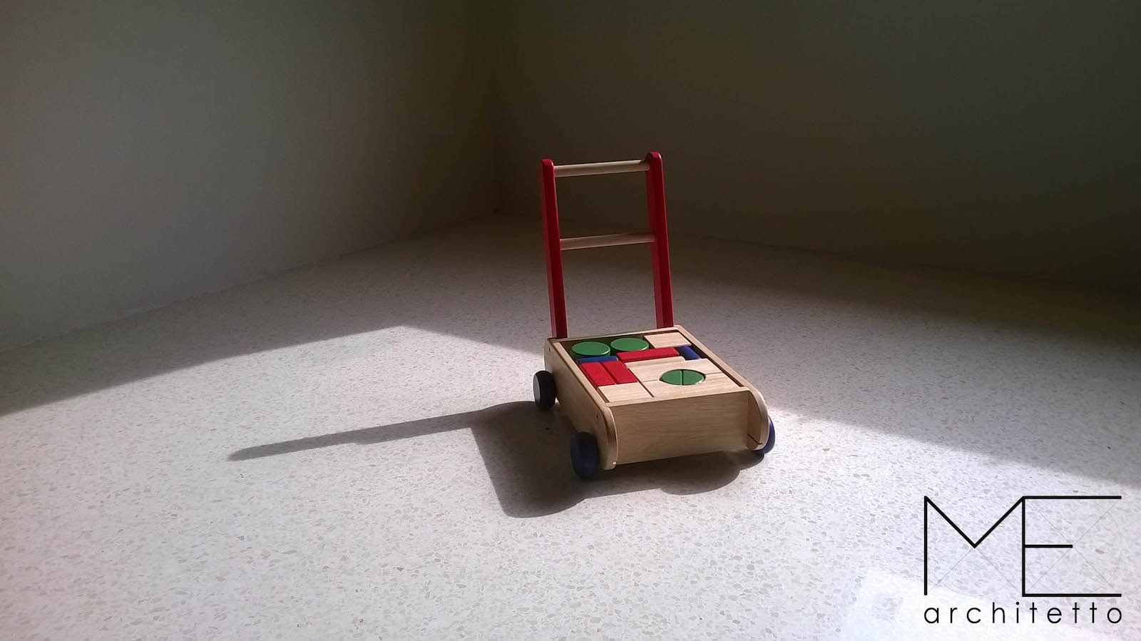 foto si un giocattolo in legno sul pavimento.